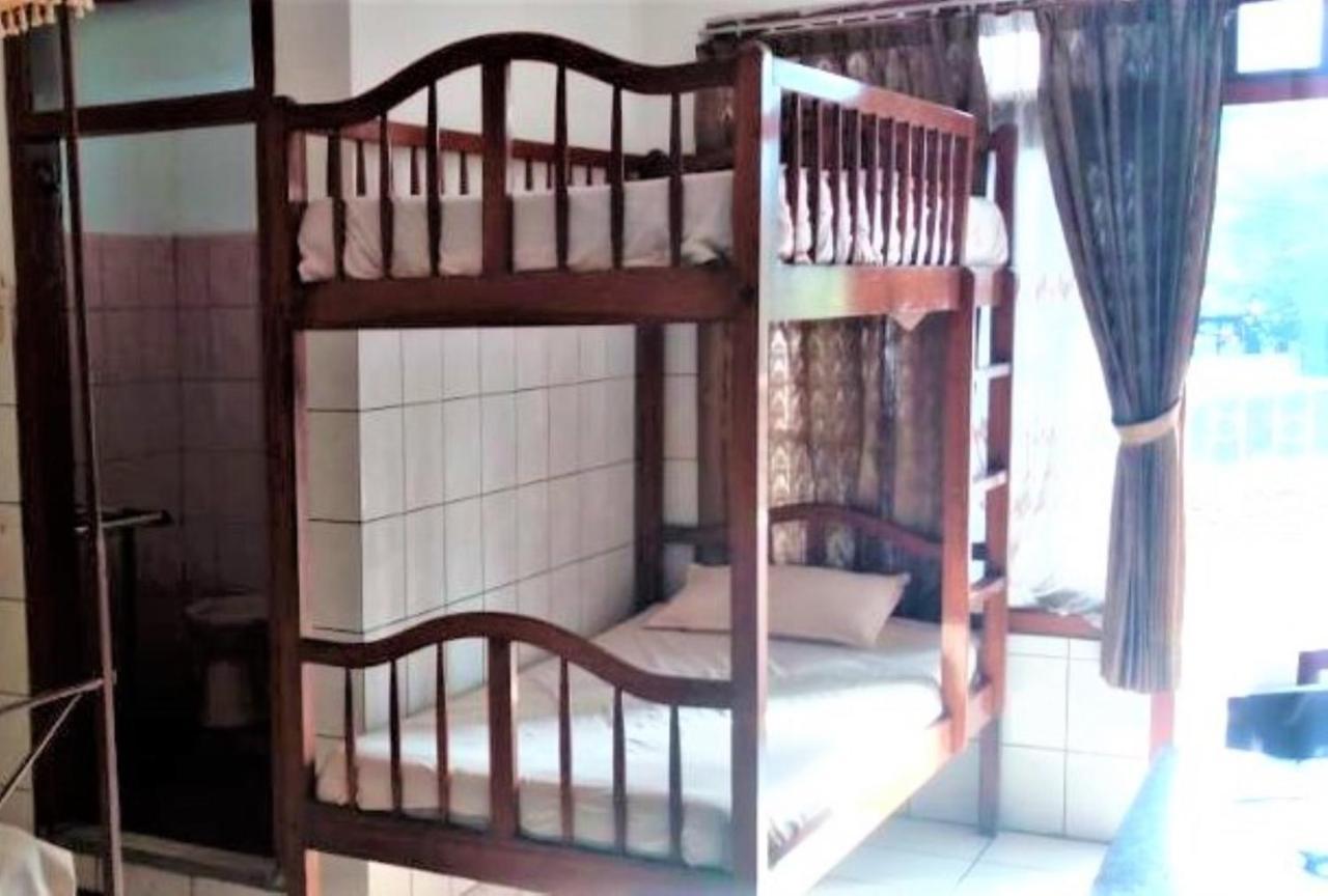Wisma & Kantin Amanda Mojokerto Exterior foto